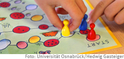 Kinderhände an Brettspiel. Foto: Universität Osnabrück